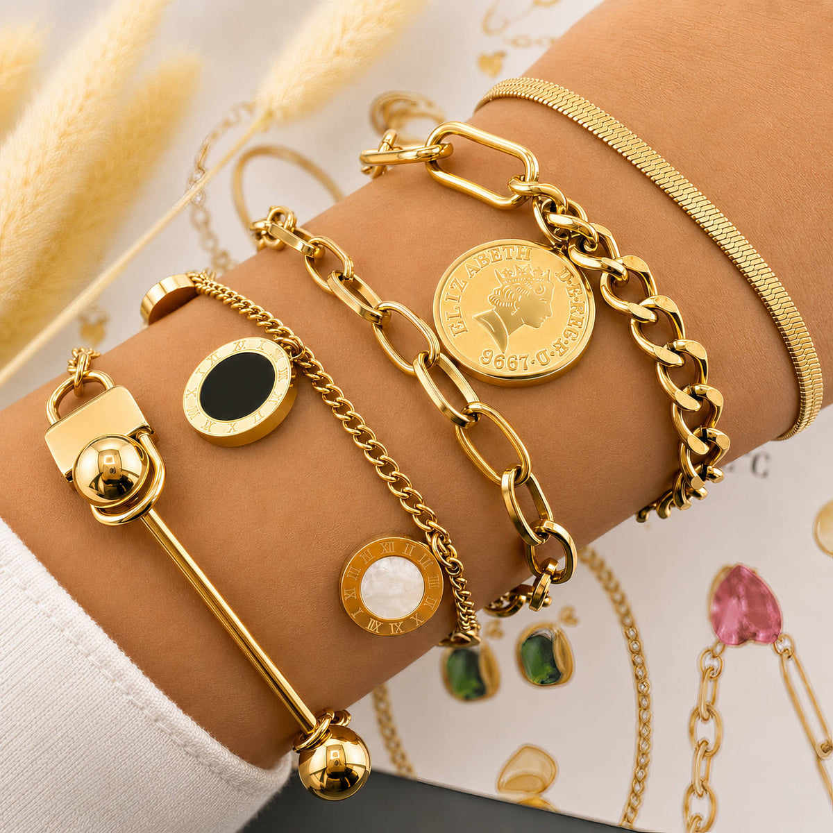 Bracciale dorato a due maglie con moneta