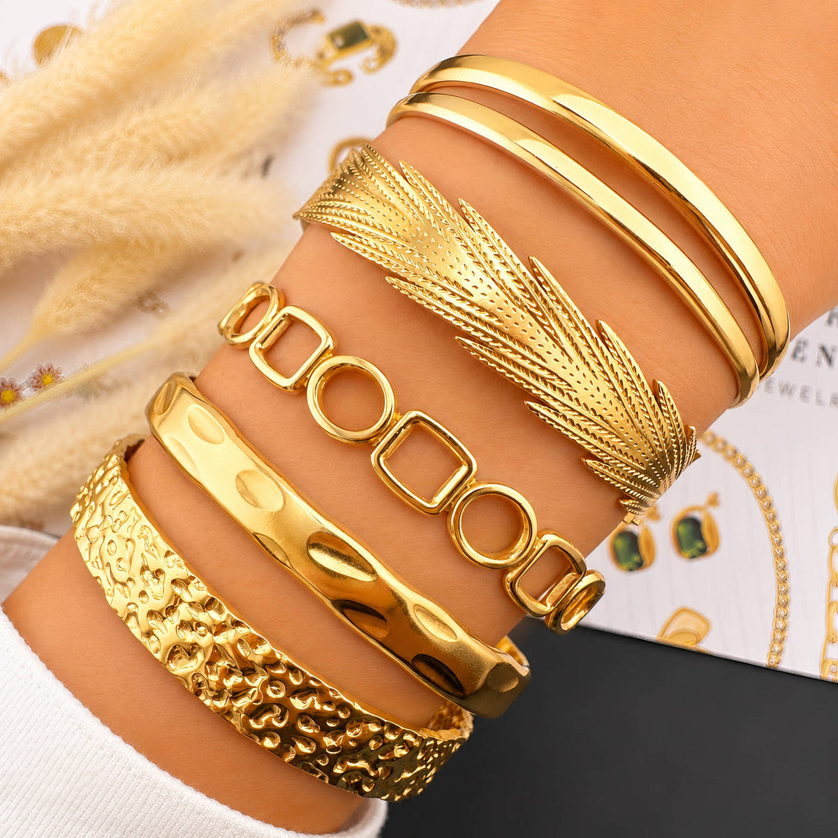 Bracciale rigido dorato a doppia fascia