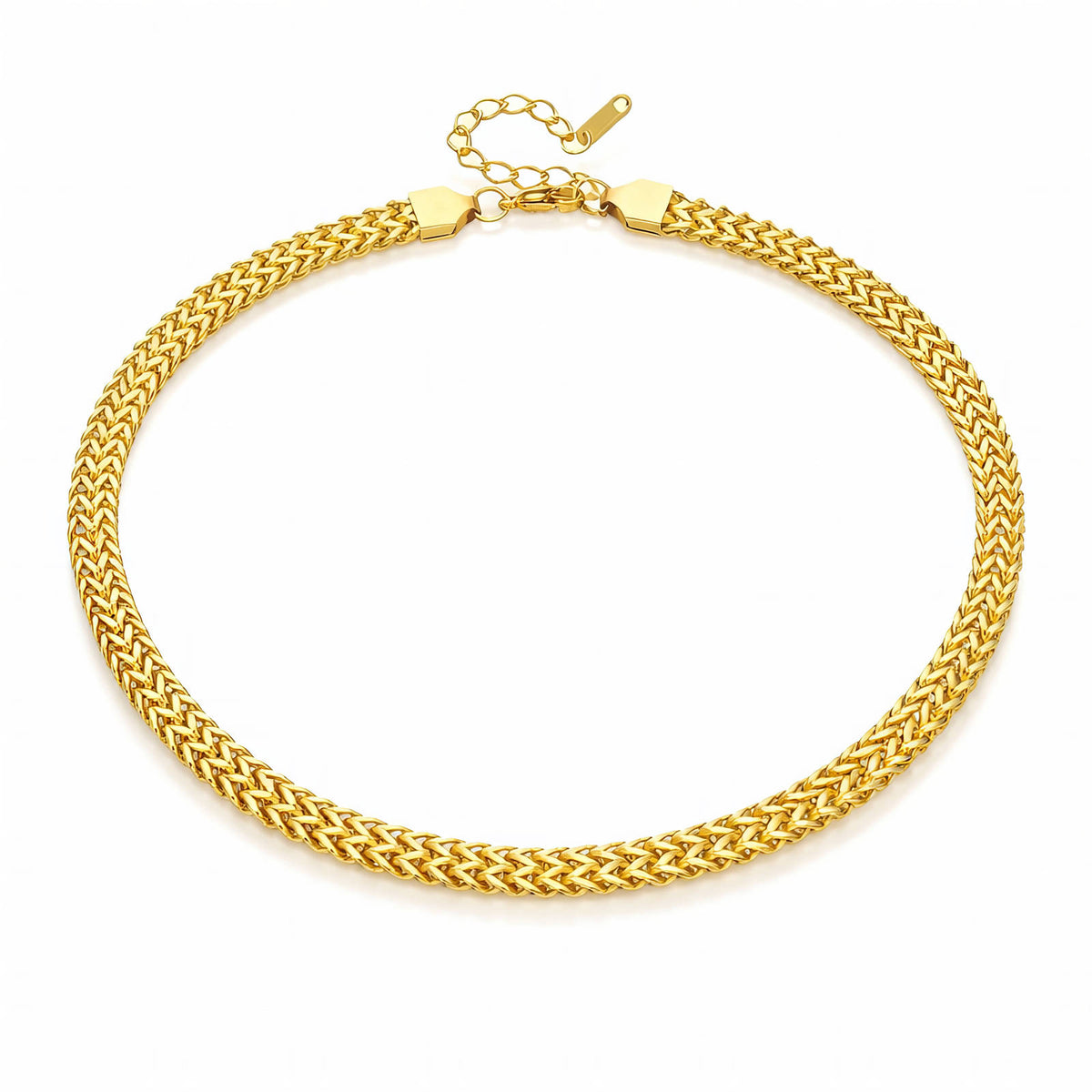 Collana dorata a maglia piatta intrecciata