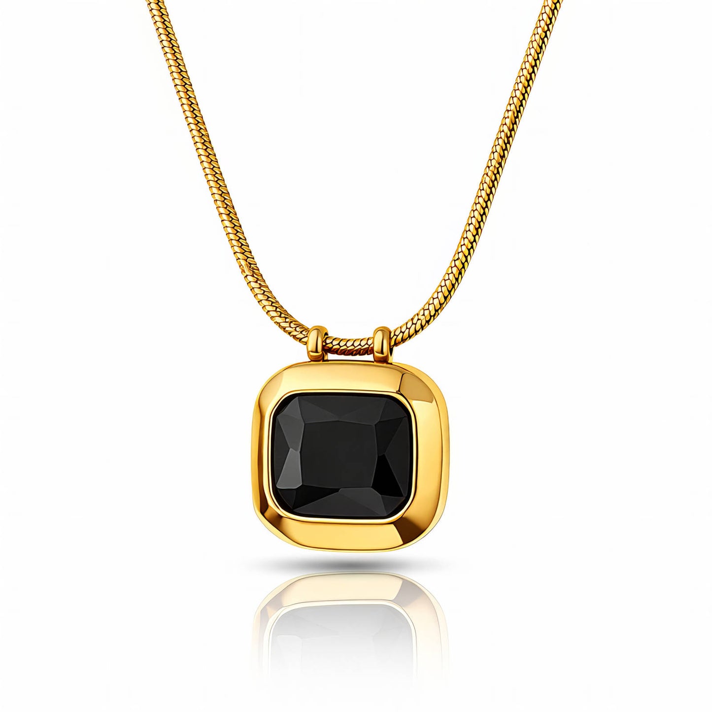 Collana dorata con pietra nera