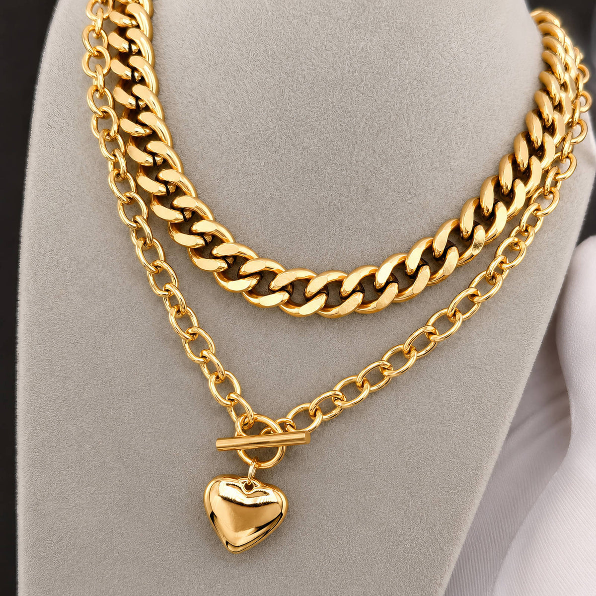 Collana dorata a maglia grumetta