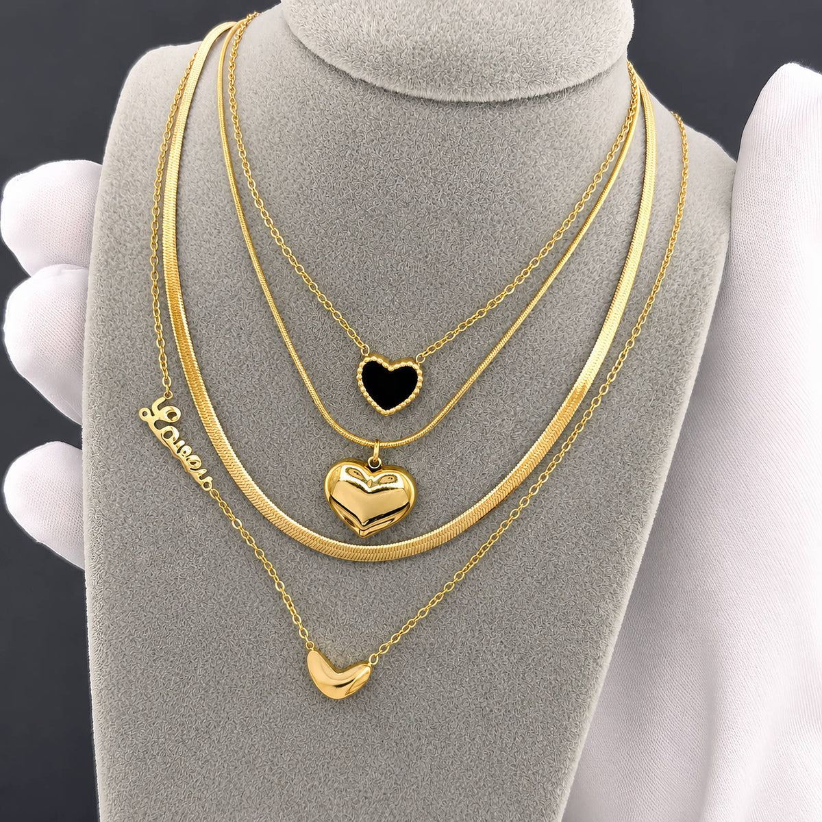 Collana dorata con ciondolo a cuore