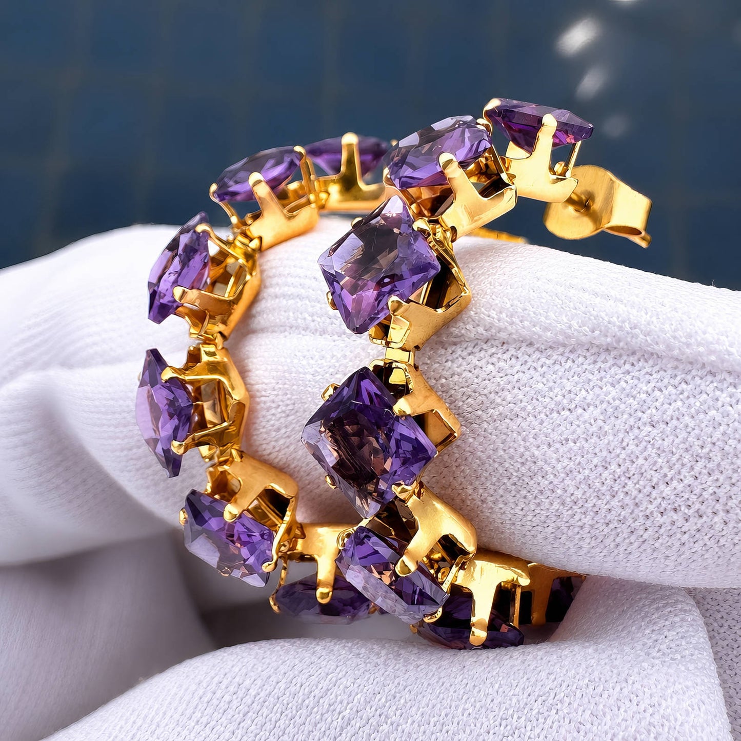 Orecchini a cerchio con zirconi viola