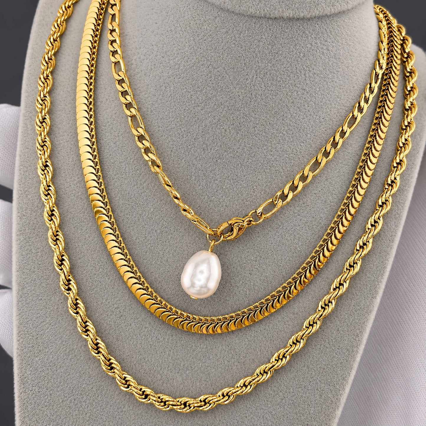 Collana dorata con perla e moschettone