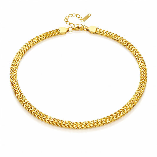 Collana dorata a maglia piatta intrecciata
