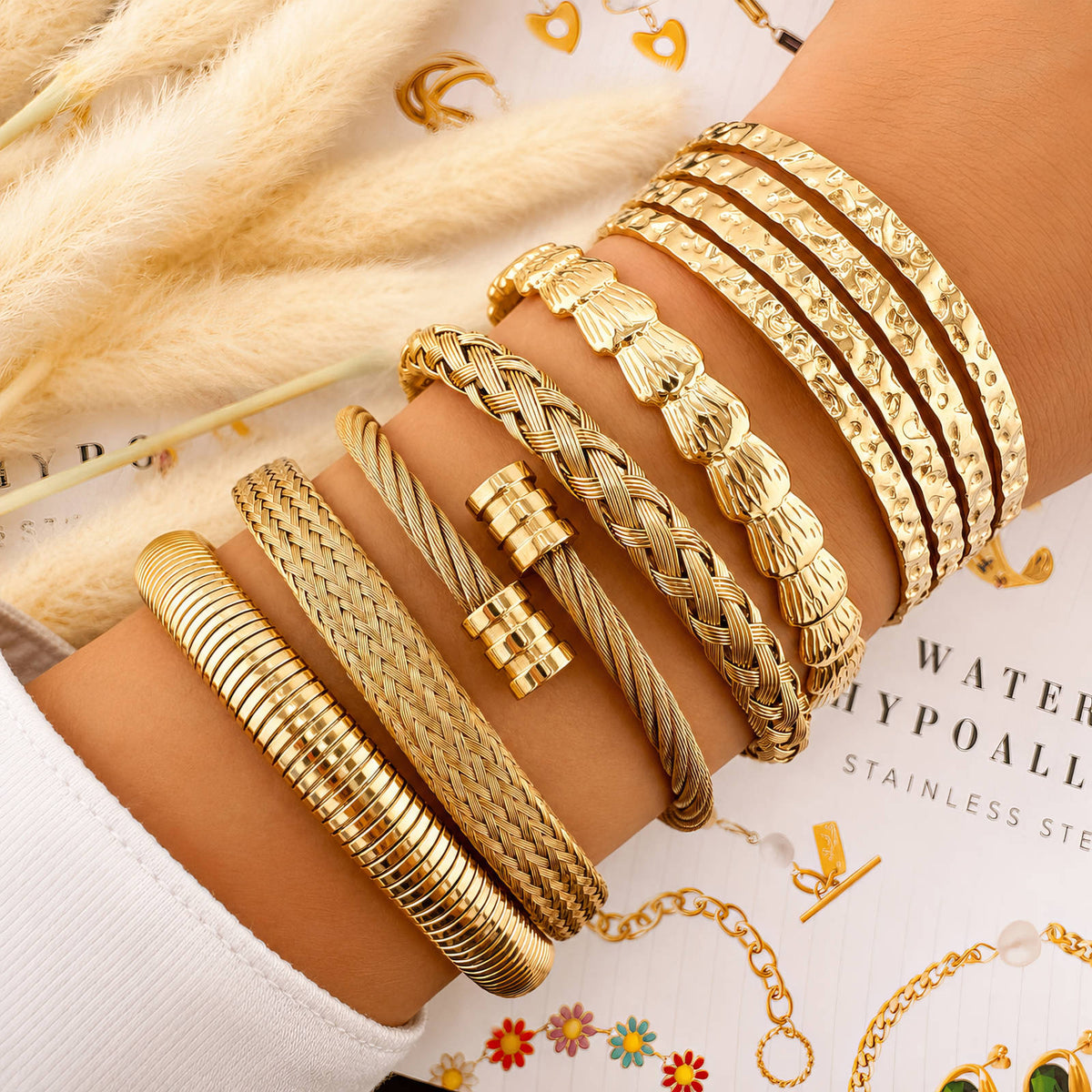 Bracciale rigido dorato a quattro fili