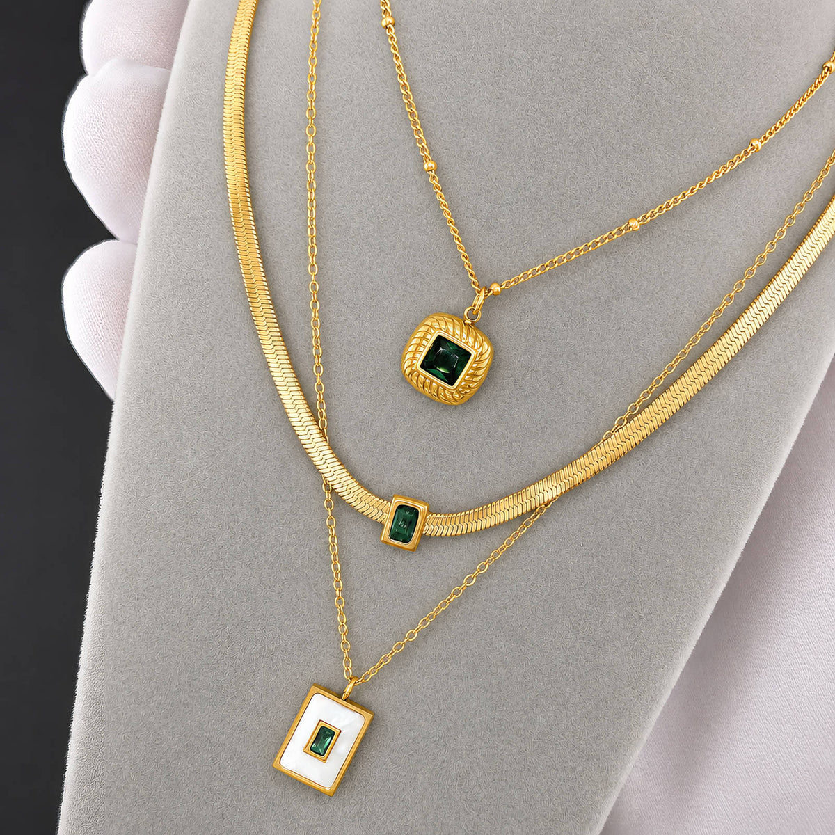 Collana dorata con ciondolo pietra verde
