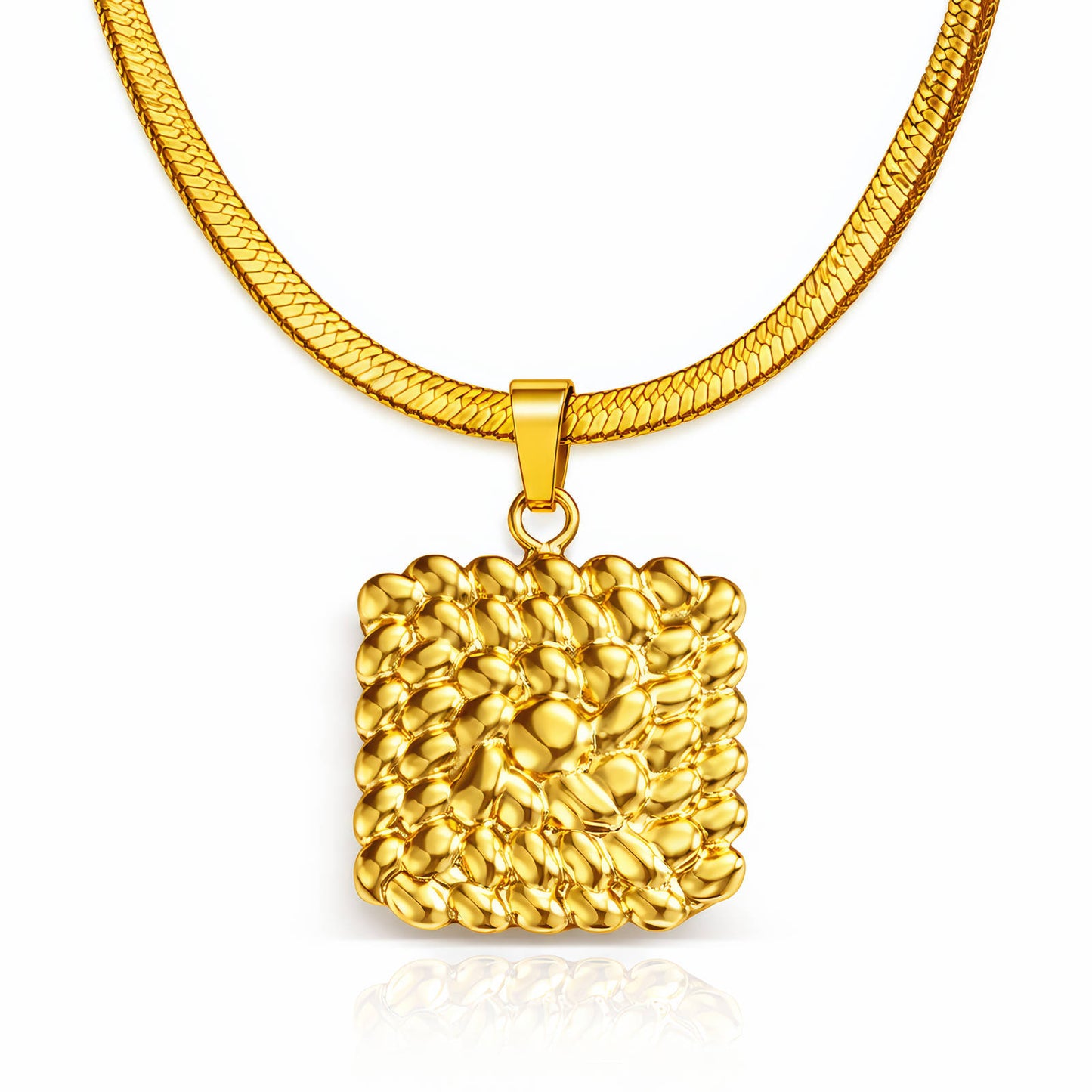 Collana dorata con pendente quadrato lavorato
